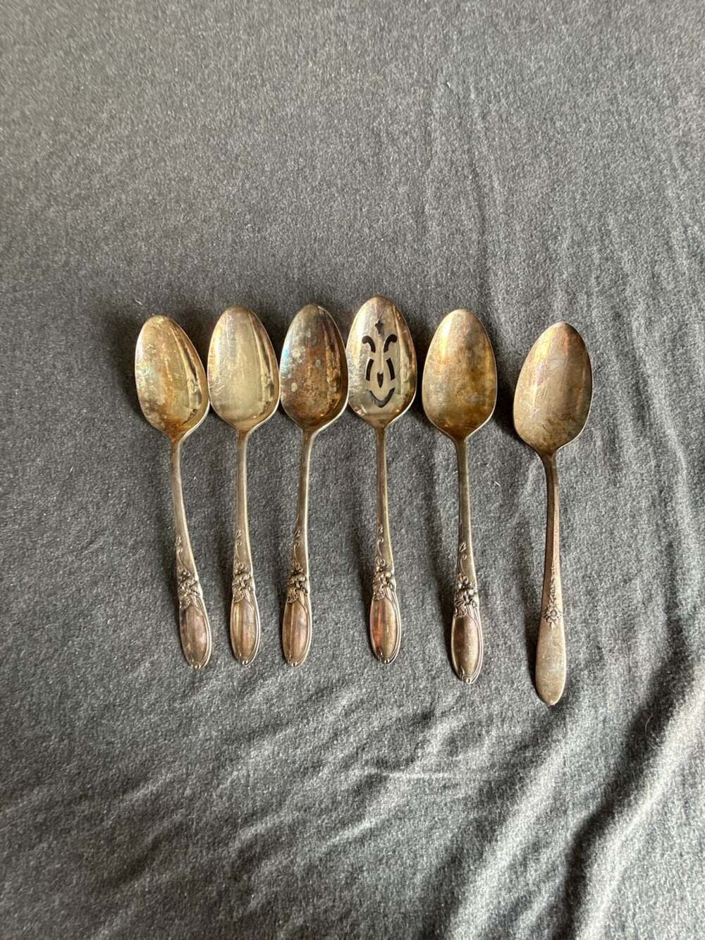 Tarnished Vintage Tudor Plate Oneida Community White Orchid Silverplate Teaspoon